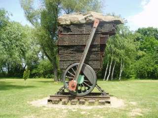 Balatonszárszó, Tóparti park: József Attila emlékműve 1.kép.jpg Balatonszárszó, Tóparti park: József Attila emlékműve 1.kép.jpg