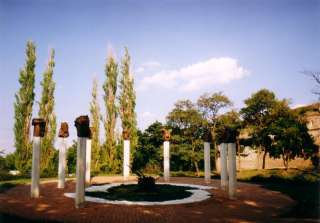 Gyula, Várkert: Honvédtiszti emlékhely 1.kép.jpg Gyula, Várkert: Honvédtiszti emlékhely 1.kép.jpg