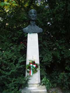 Hévíz, Schulhof sétány: Csokonai szobra.jpg Hévíz, Schulhof sétány: Csokonai szobra.jpg