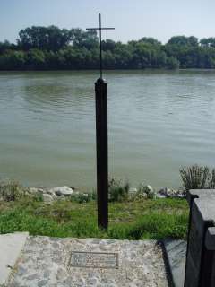 Szentendre, Dunakorzó: Kucsera Ferenc emlékkereszt.jpg Szentendre, Dunakorzó: Kucsera Ferenc emlékkereszt.jpg